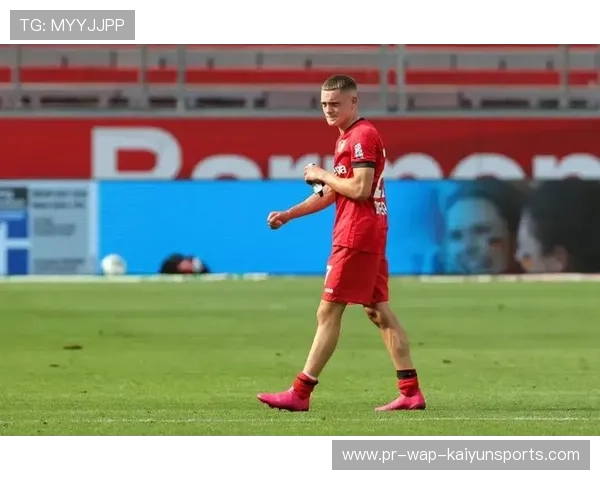 勒沃库森维尔茨短传穿透性极强，训练场节奏全靠他带